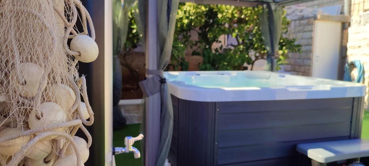 Luxury Sunrise Jacuzzi Apts, 50 M From The Beach กาลี ภายนอก รูปภาพ