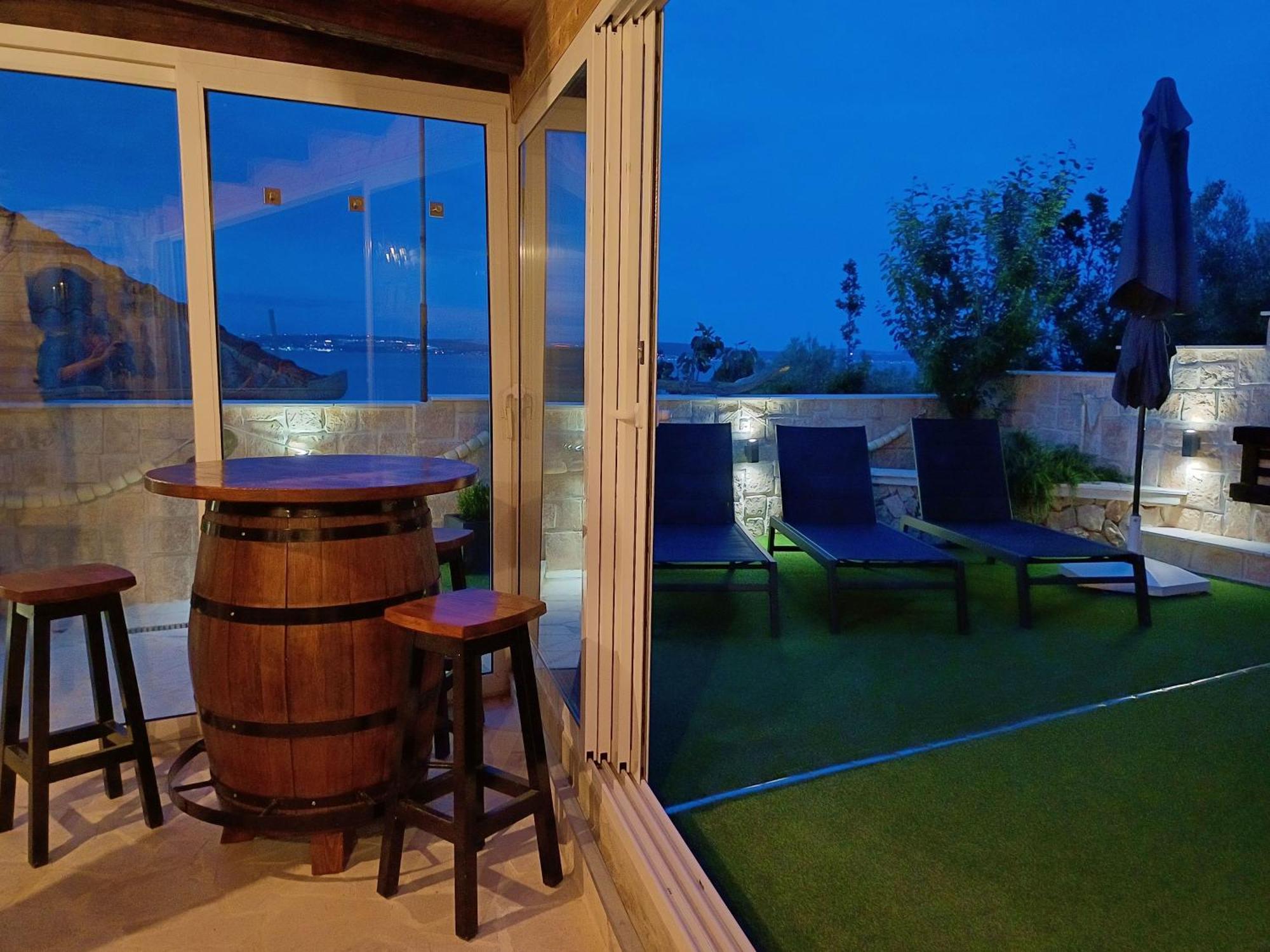 Luxury Sunrise Jacuzzi Apts, 50 M From The Beach กาลี ภายนอก รูปภาพ