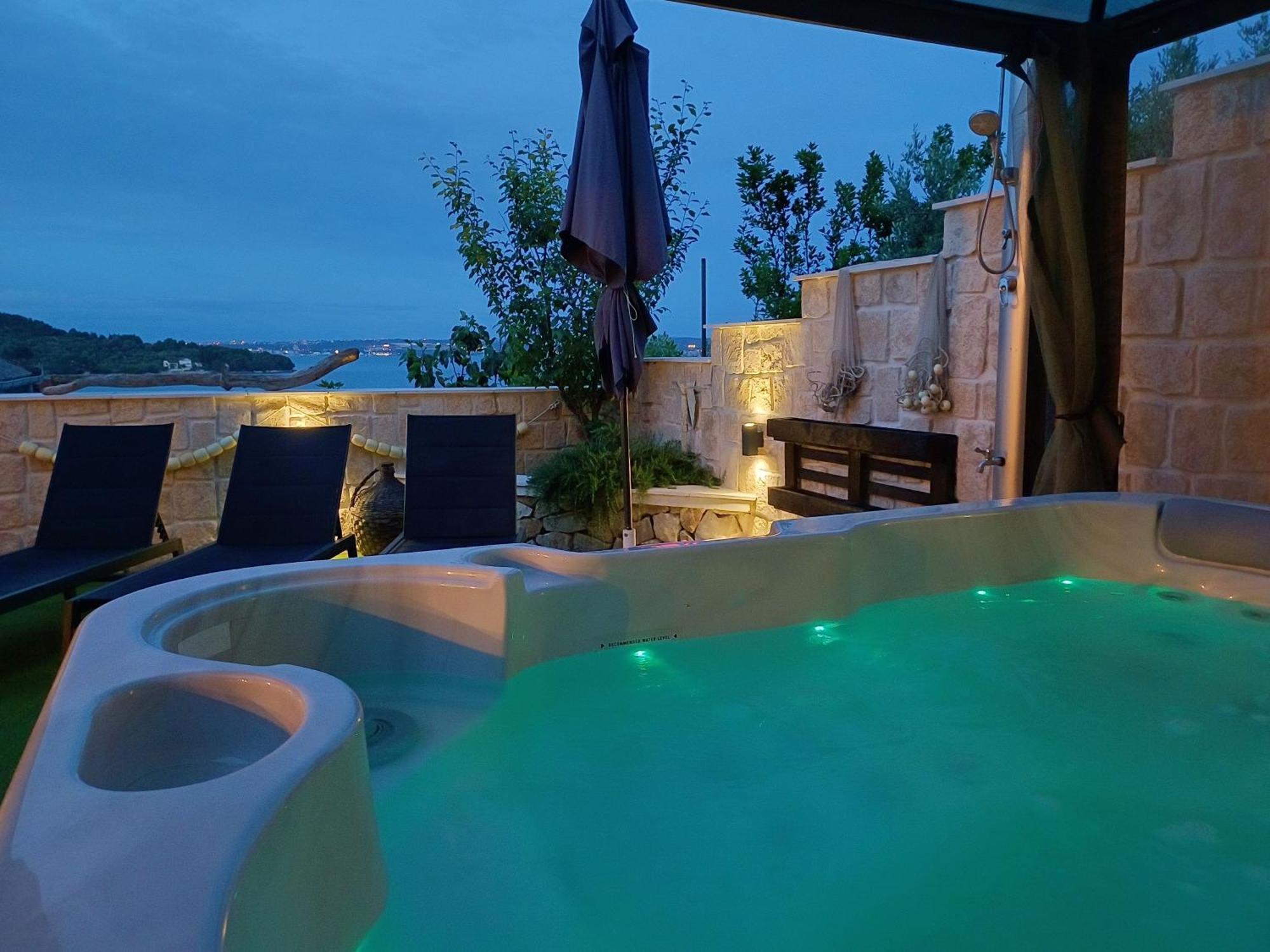 Luxury Sunrise Jacuzzi Apts, 50 M From The Beach กาลี ภายนอก รูปภาพ
